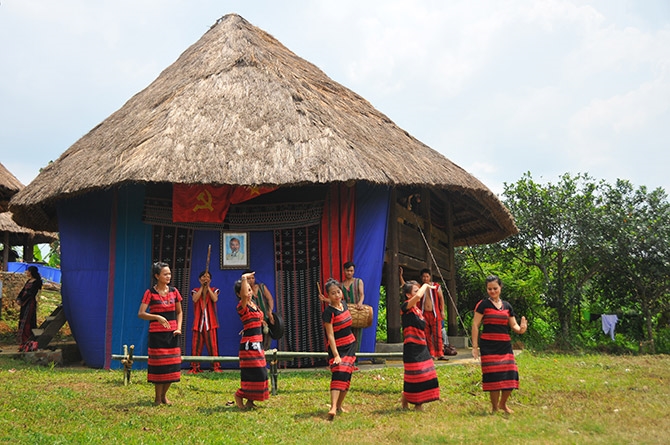 À la découverte des belles couleurs culturelles de l’ethnie Ta Oi